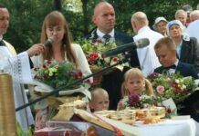 Una familia lleva flores a la Virgen Kebelska en Wawolnica