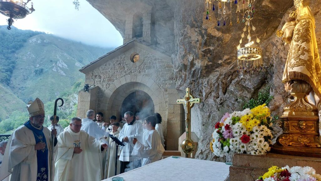 El arzobispo de Oviedo en la Cueva de Covadonga en septiembre de 2023