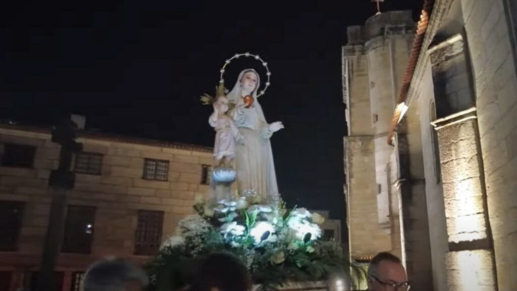 Procesión de la Virgen por las calles de Pontevedra.