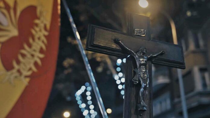 Una Cruz y una bandera de España, durante el rezo del Rosario en la calle Ferraz de Madrid.