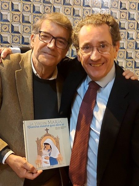 Juan Pablo Navarro (a la derecha en la foto, con corbata), durante el acto de presentación del libro el 19 de diciembre en Sevilla.