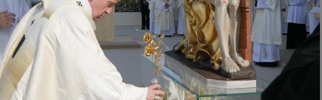 El Papa entrega a veces Rosas de Oro en santuarios marianos, como esta de Saastin en Eslovaquia
