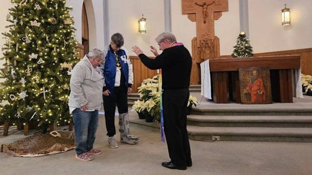 Un sacerdote bendice a una pareja lesbiana.