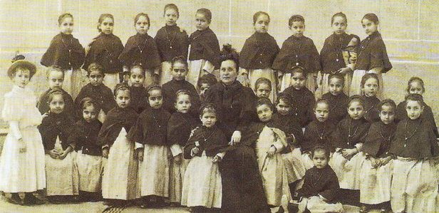 La condesa Marianna con las niñas del orfanato femenino que fundó
