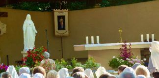 Peregrinos a Pellevoisin asisten a misa ante la imagen de Nuestra Señora de la Misericordia.