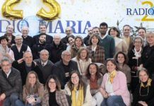 Integrantes del equipo de Radio María celebran los veinticinco años de la emisora.