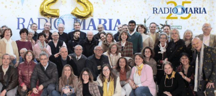 Integrantes del equipo de Radio María celebran los veinticinco años de la emisora.
