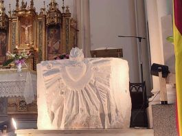 La réplica de la piedra del Corazón de Jesús, en el altar mayor de la iglesia de San José de la Montaña.