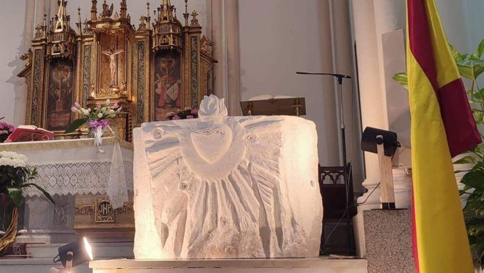 La réplica de la piedra del Corazón de Jesús, en el altar mayor de la iglesia de San José de la Montaña.