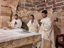El padre Javier Siegrist, en el centro, durante la misa que celebró en la Cueva de Nazaret.