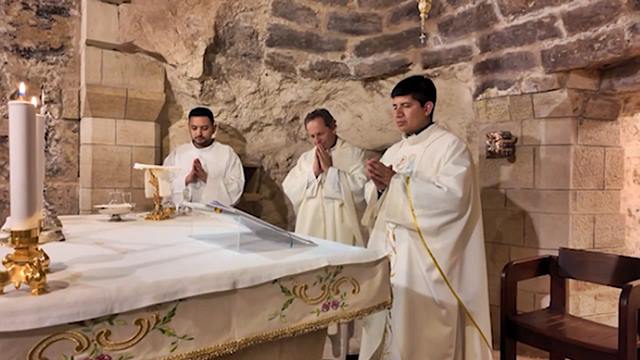 El padre Javier Siegrist, en el centro, durante la misa que celebró en la Cueva de Nazaret.