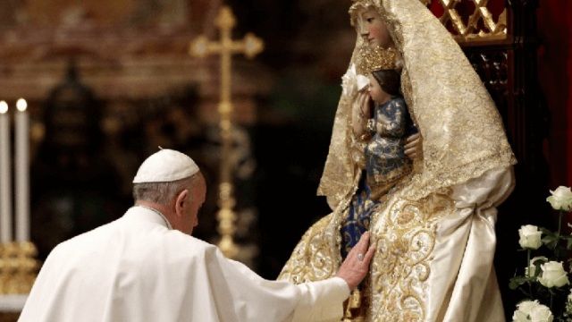 El Papa Francisco con María Madre de la Iglesia.