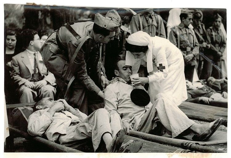 Enfermos y enfermeras en la misa de 1949 en Granada, donde hubo bastantes milagros documentados