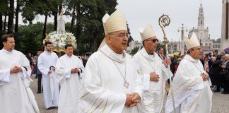 El cardenal Omella en Fátima, flanqueado por el obispo anfitrión y el obispo emérito de Liria-Fátima