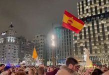 Miles de personas en la Plaza de España de Madrid, en la penúltima edición del Rosario por la Juventud de España.