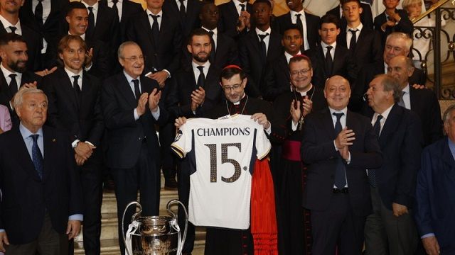 El cardenal Cobo con el Real Madrid que llevó la Copa de Champions a la Virgen de la Almudena