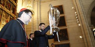 El cardenal Cobo con el Real Madrid y la Copa Champions en la Almudena