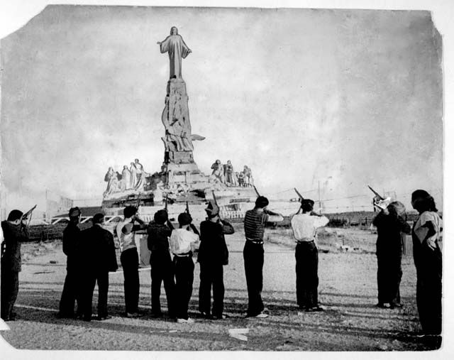 Milicianos anarquistas posan apuntando al Sagrado Corazón del Cerro de los Ángeles, se publicó en un periódico de Londres