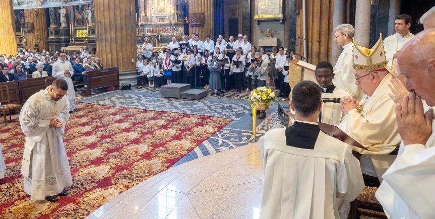 Gianluca saluda al obispo de Novara en su ordenación en 2022... sin Medjugorje no habría llegado