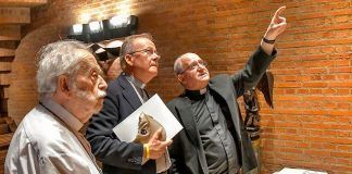 El rector del santuario de Lourdes, Michel Dabaunes (en el centro), visitó Torreciudad y alabó el realismo de su retablo de la Sagrada Familia.