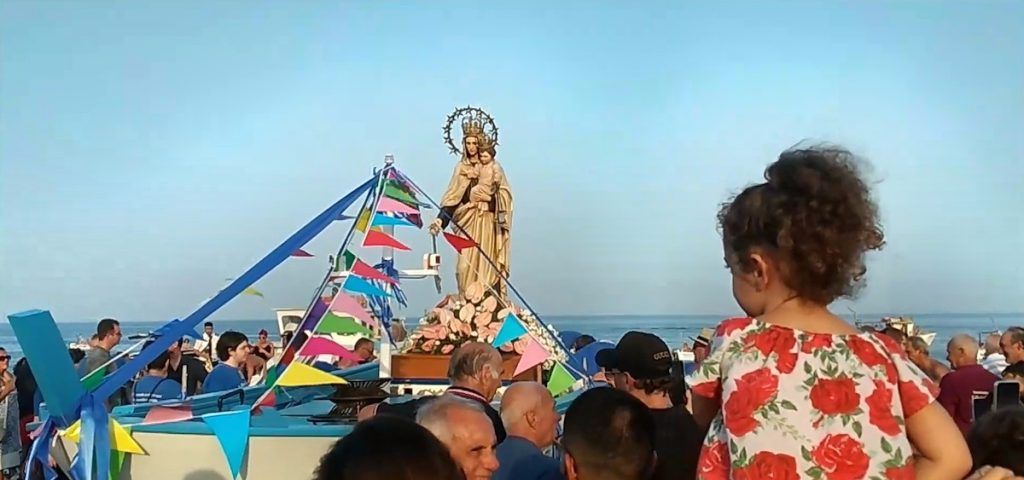 Procesión marinera de la Virgen del Carmen en Roccalumera (Mesina, Sicilia).