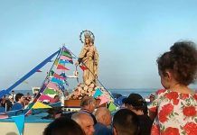 Procesión marinera de la Virgen del Carmen en Roccalumera (Mesina, Sicilia).