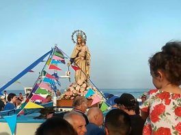 Procesión marinera de la Virgen del Carmen en Roccalumera (Mesina, Sicilia).