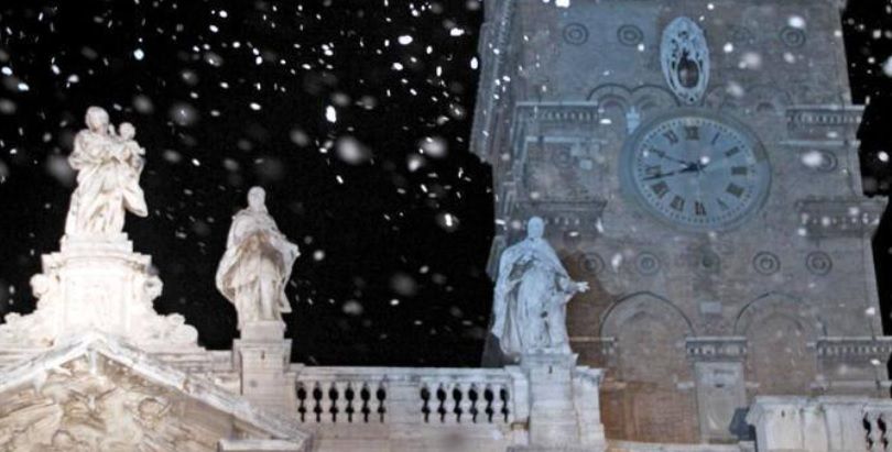 El 5 de agosto se celebra el milagro de la nieve en Roma, con nieve artificial y el asombro de muchos turistas en Santa María la Mayor