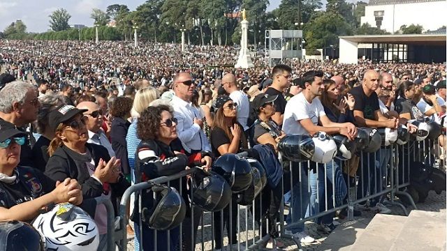 Miles de moteros en la bendición de cascos en el santuario de Fátima con la Virgen