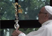 El Papa Francisco cuando dio una rosa de oro a la Virgen de Fátima, en 2017 en Portugal