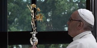 El Papa Francisco cuando dio una rosa de oro a la Virgen de Fátima, en 2017 en Portugal