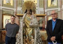 Baltasar Bueno (derecha de la foto) junto a una imagen de la Virgen de los Desamparados