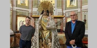 Baltasar Bueno (derecha de la foto) junto a una imagen de la Virgen de los Desamparados