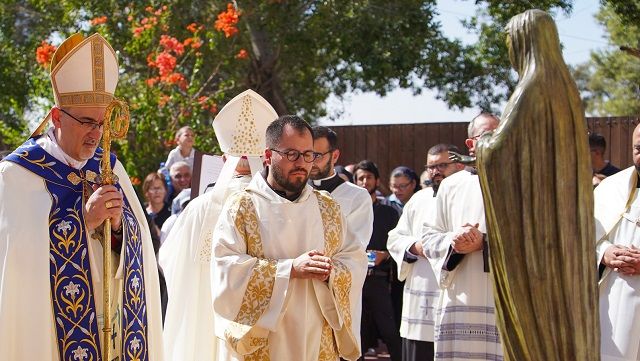 El cardenal Pizzaballa con la imagen de María Reina de Palestina