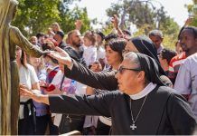 Religiosas y fieles con la imagen de María Reina de Palestina en su fiesta de finales de octubre