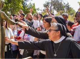 Religiosas y fieles con la imagen de María Reina de Palestina en su fiesta de finales de octubre