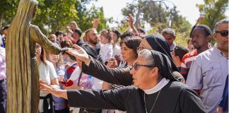 Religiosas y fieles con la imagen de María Reina de Palestina en su fiesta de finales de octubre