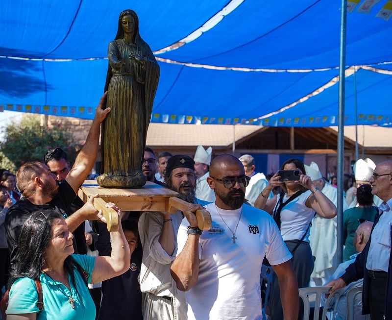 Los fieles llevaron en procesión la imagen de María Reina de Palestina