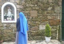 Una religiosa reza ante el lugar preciso de la aparición del Niño Jesús a Sor Lucia.