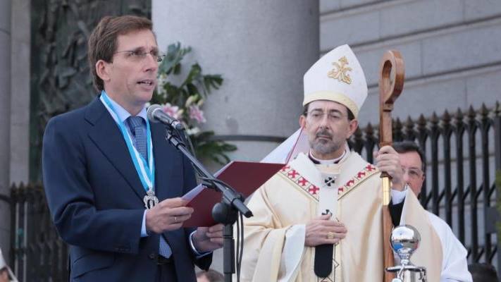 El alcalde de Madrid, José Luis Martínez-Almeida, renueva el voto de la Villa a la Virgen de la Almudena en presencia del cardenal José Cobo, arzobispo de la diócesis.