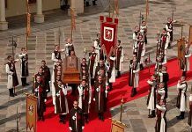 Miembros de los Heraldos del Evangelio trasladan el féretro con los restos de monseñor Joao Clá Dias antes del inicio de la misa exequial.