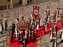 Miembros de los Heraldos del Evangelio trasladan el féretro con los restos de monseñor Joao Clá Dias antes del inicio de la misa exequial.