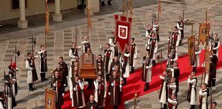 Miembros de los Heraldos del Evangelio trasladan el féretro con los restos de monseñor Joao Clá Dias antes del inicio de la misa exequial.