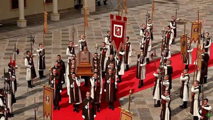 Miembros de los Heraldos del Evangelio trasladan el féretro con los restos de monseñor Joao Clá Dias antes del inicio de la misa exequial.