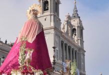 La entrada de la Virgen de la Almudena en la explanada de su catedral.