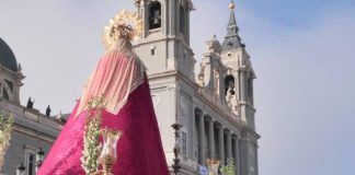 La entrada de la Virgen de la Almudena en la explanada de su catedral.