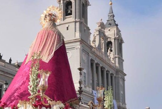 La entrada de la Virgen de la Almudena en la explanada de su catedral.