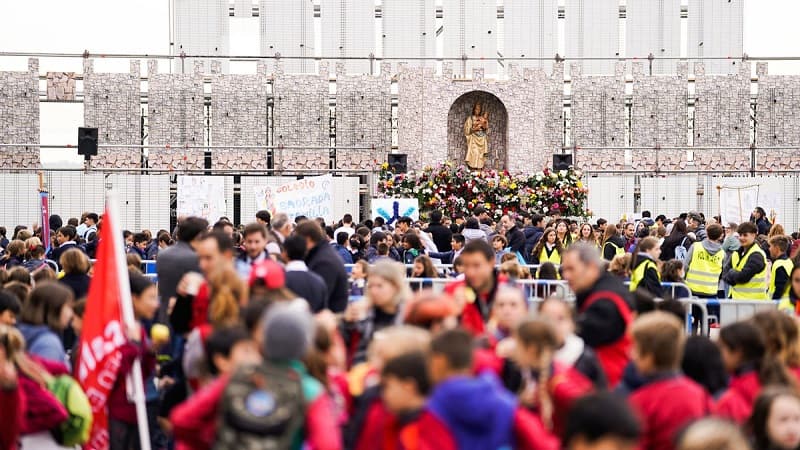 Cuesta de Vega donde según la tradición se encontró la imagen oculta en los muros en el siglo XI, hoy tiene otra imagen marcando el lugar.