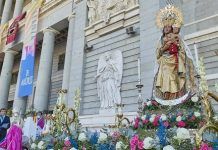 Una escena de la fiesta de la Almudena de 2022 con el alcalde y las autoridades ante la catedral