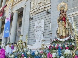 Una escena de la fiesta de la Almudena de 2022 con el alcalde y las autoridades ante la catedral